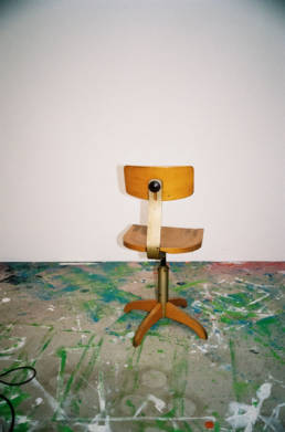 Stuhl aus der Analogstrecke mit Antonia im Studio