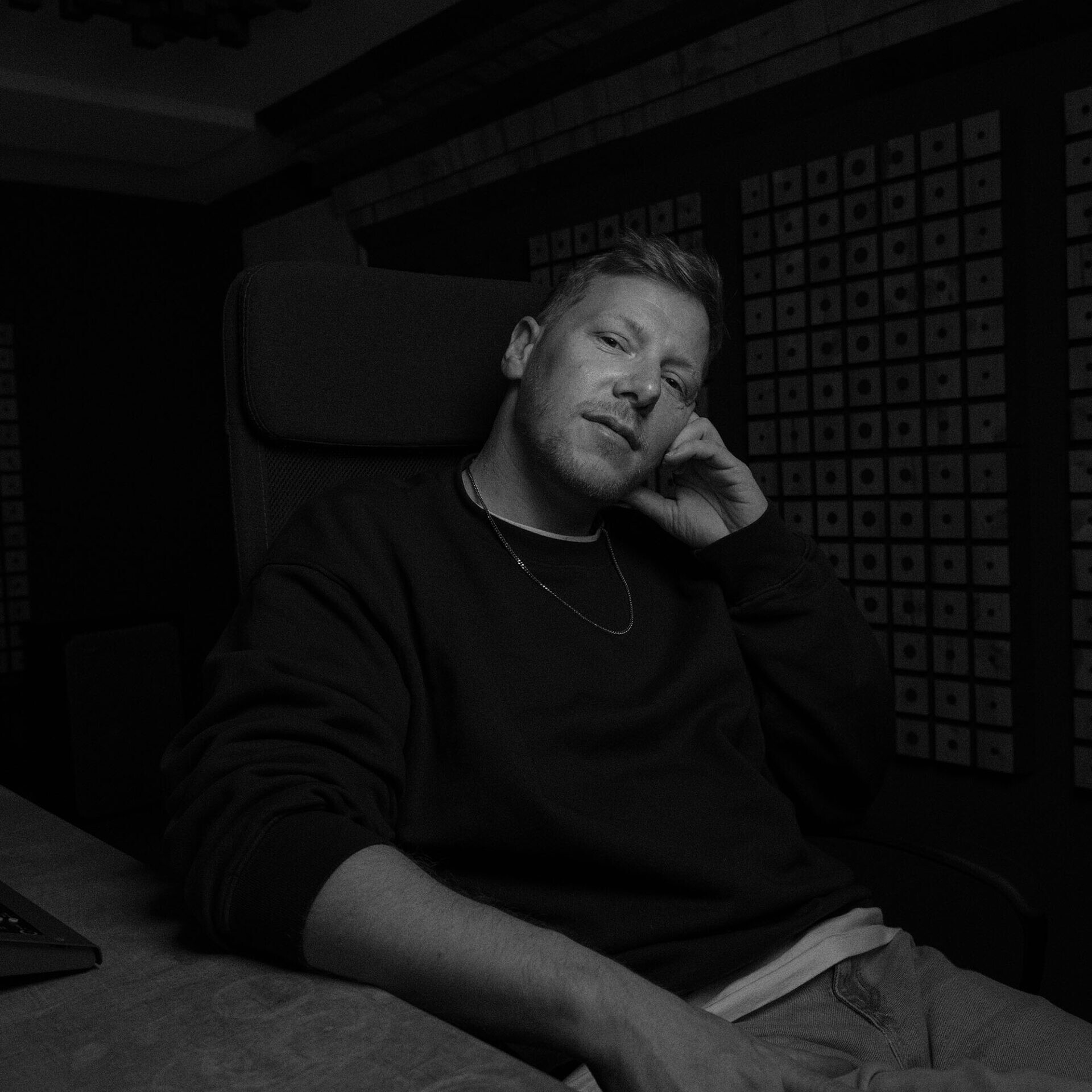 DJ und Produzent DJ Densen in seinem Studio